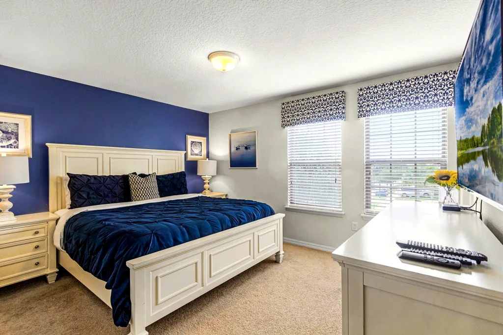 Blue king bedroom at Nice Palms